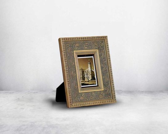 Photo frame in wood with decorative border in classic design.