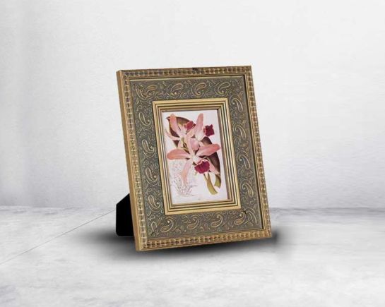 Photo frame in wood with decorative border in classic design.