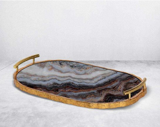 Oval tray in marble finish with gold frame with handle in hammered metal
