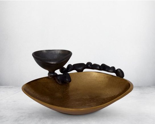 This aluminium platter finished in gold & grey brings a rich contemporary look to your living or dining room . It is perfect for serving appetisers & starters making the presentation very stylish. large 