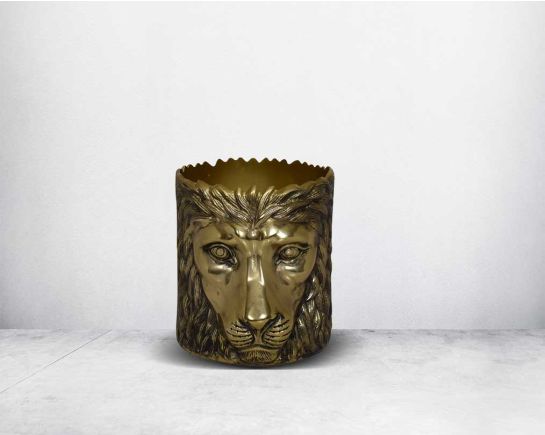 This mesmerizing Lion wine bottle holder/chiller in glossy aluminium lends a bold vibe to any living or bar space.