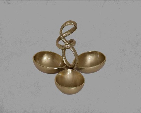 This attractive gold-finished aluminum tri bowl makes for a perfect serving for any occasion.